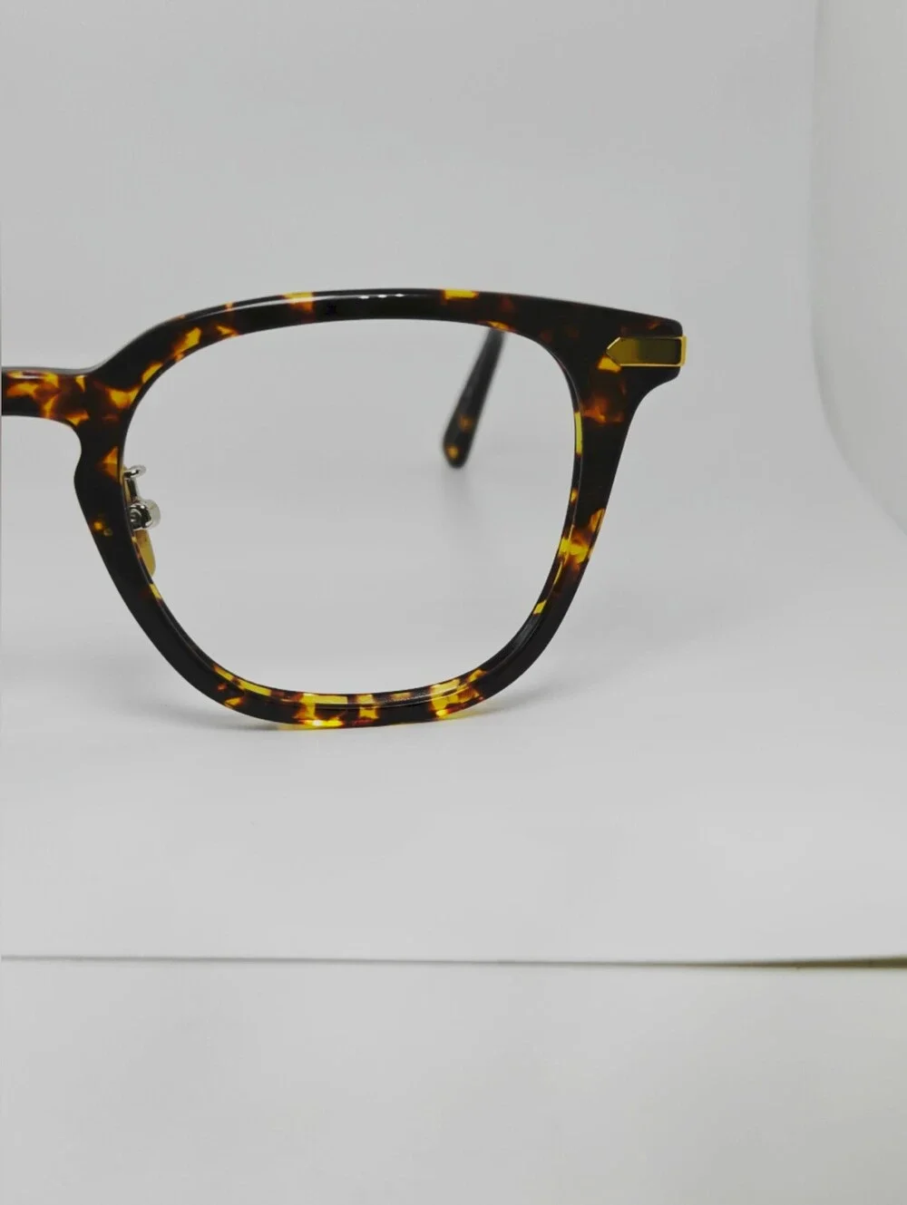 Hayes. Tortoise Shell Round Frame Glasses with Gold Temples.